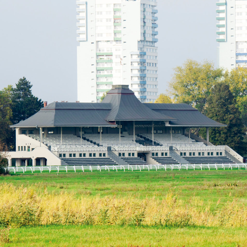 Tribüne der Galopprennbahn Halle