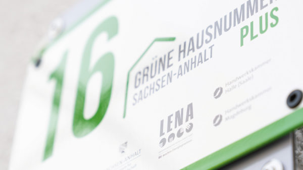 Die Grüne Hausnummer Sachsen-Anhalt ist ein Auszeichnungswettbewerb der Landesenergieagentur für ökologisches und energieffizientes Bauen.