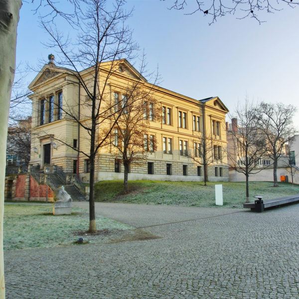 Das ab 1889 erbaute Gebäudes ist Teil des einzigartigen Ensembles des Universitätsplatzes.