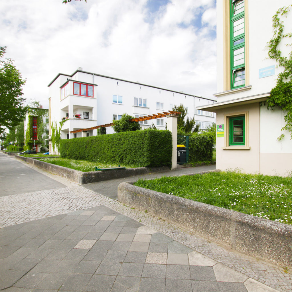 Die Siedlung Vogelweide entstand zwischen 1930 und 1932 mit 13 Wohnblocks in Zeilenbauweise und insgesamt 520 Kleinstwohnungen.