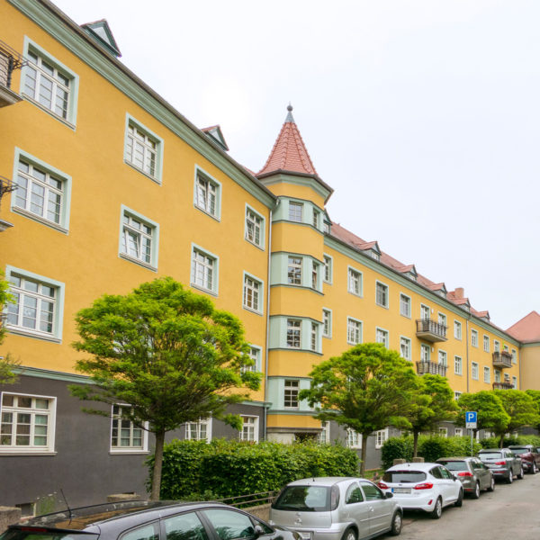 Das 1926 bis 1929 errichtete Quartier Stadtgutweg war das erste große Bauprojekt der Kleinwohnungsbau AG mit Wohnungsgrößen zwischen 60 und 89 Quadratmetern.