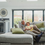 Barrieren reduzieren oder verkaufen. Immobilienbesitzer sind flexibel und können ihr Haus verkaufen oder barrierefrei umbauen.