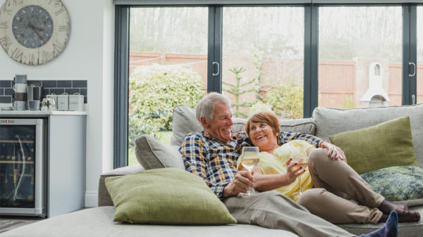 Barrieren reduzieren oder verkaufen. Immobilienbesitzer sind flexibel und können ihr Haus verkaufen oder barrierefrei umbauen.