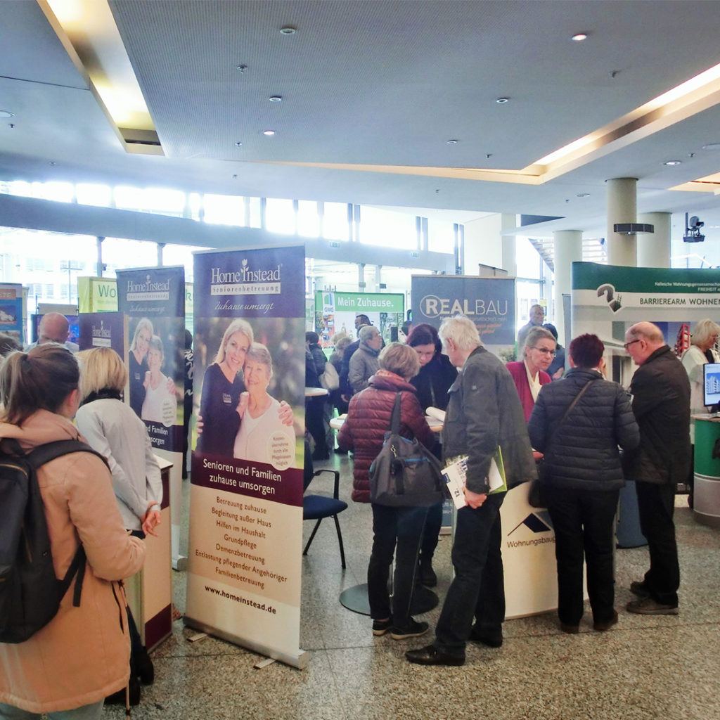 Viele Besucher informieren sich in der Ausstellung „Wohnen im Alter, barrierefreies Wohnen und Umbau“