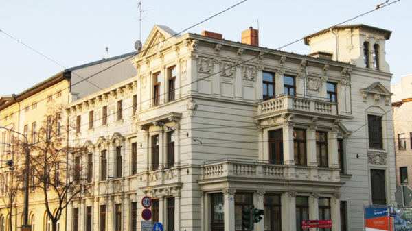 Das gründerzeitliche Wohnhaus Bernburger Straße 8 im neobarocken Stil mit prunkvoller Veranda und repräsentativen Stuck-Ornamenten.