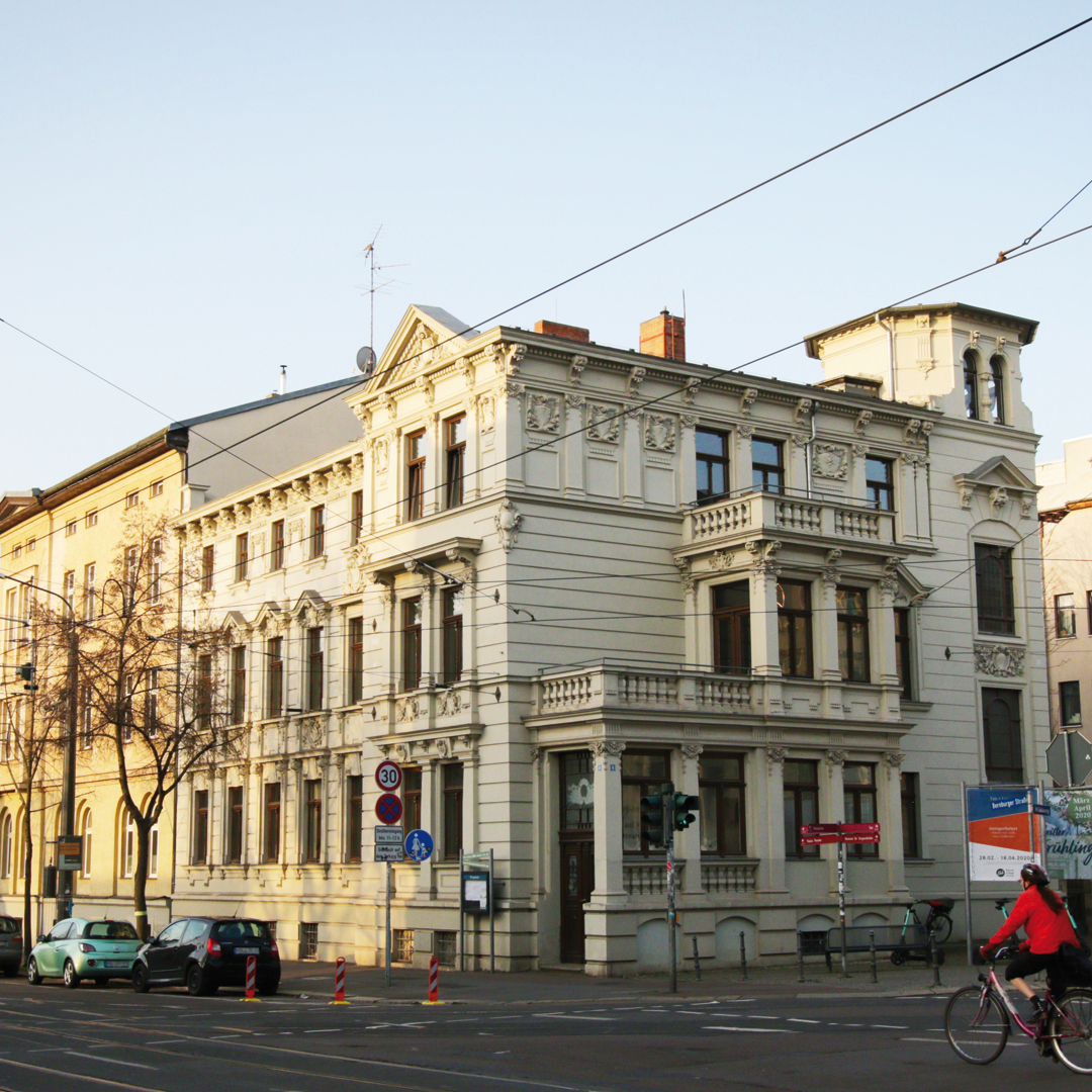 Das gründerzeitliche Wohnhaus Bernburger Straße 8 im neobarocken Stil mit prunkvoller Veranda und repräsentativen Stuck-Ornamenten.