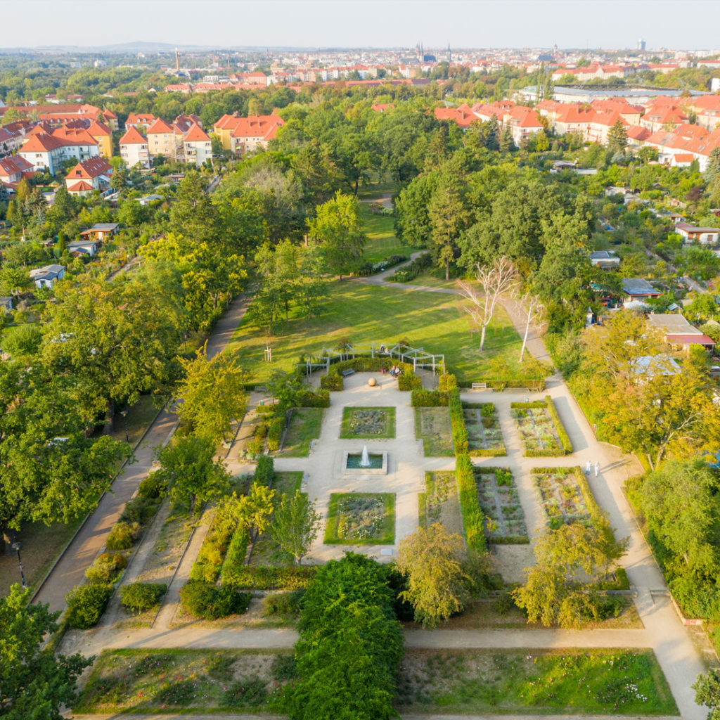 Der vom Gartenarchitekten Franz Mengel entworfene Park ist ein geschickt angelegter, breiter, mittiger Grünzug, der durch die flankierenden Hausgärten und Dauer-Schrebergärten optisch erweitert wird.