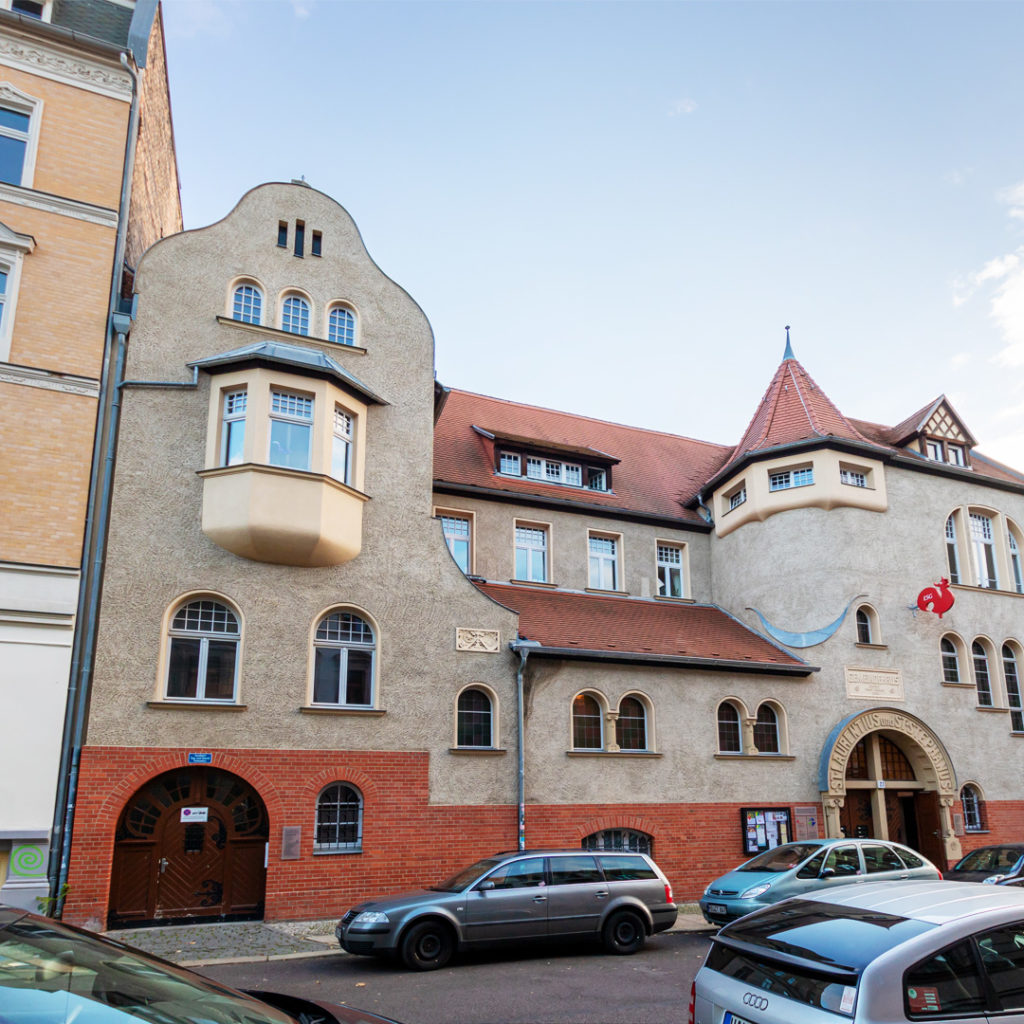 Das ev. Gemeindehaus gehört mit seiner eigenwilligen asymmetrischen Fassade zu den originellsten Leistungen der Reformarchitektur in Halle.