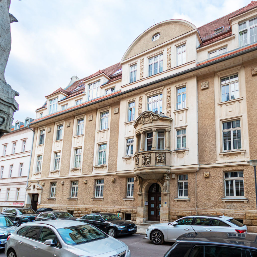 Die ehemalige Urologiche Klinik der Universität am Weidenplan 6 besticht vor allem durch ein mit Figuren geschmücktes Mittelrisalit