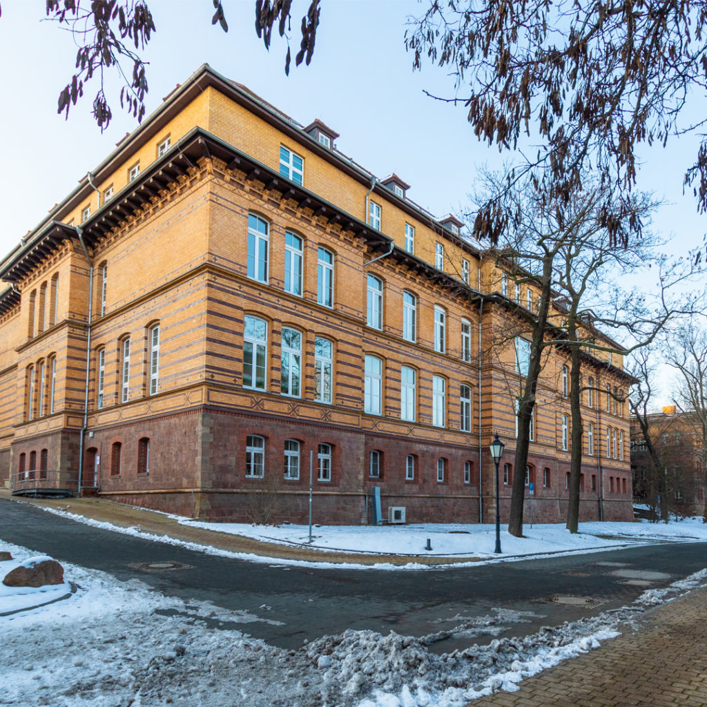 Der Universitätsarchitekt entwarf unter anderem die Institutshäuser der Pathologie, der Augen- und Ohrenklinik, der Nervenklinik und weitere Gebäudeteile des Gesamtkomplexes in Halle.