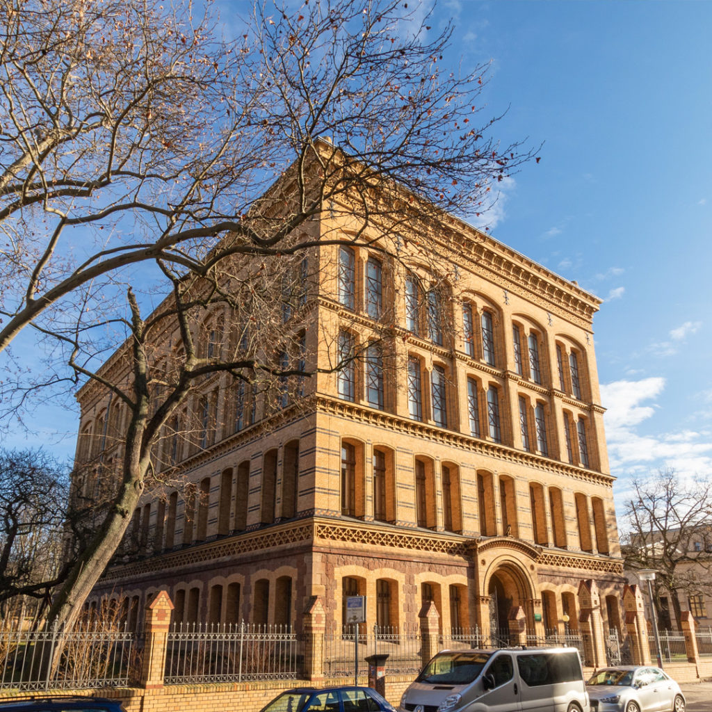 Das beeindruckende Hauptgebäude der Universitäts- und Landesbibliothek Sachsen-Anhalt in der August-Bebel-Straße 50 in Halle.