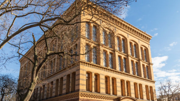 Das beeindruckende Hauptgebäude der Universitäts- und Landesbibliothek Sachsen-Anhalt in der August-Bebel-Straße 50 in Halle.