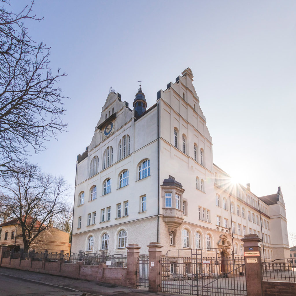 Mit den reich gegliederten Fassaden, verschiedenen Fenstern und differenzierten Baukörpern seiner Schulgebäude setzte sich Carl Rehorst von den bis dato schlichten und rechteckigen Backsteinbauten in Halle ab.