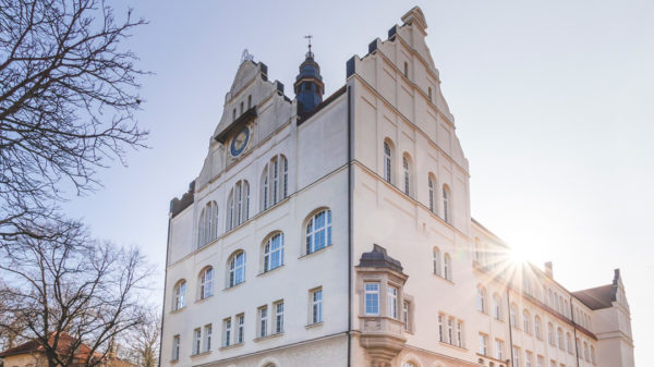 Mit den reich gegliederten Fassaden, verschiedenen Fenstern und differenzierten Baukörpern seiner Schulgebäude setzte sich Carl Rehorst von den bis dato schlichten und rechteckigen Backsteinbauten in Halle ab.