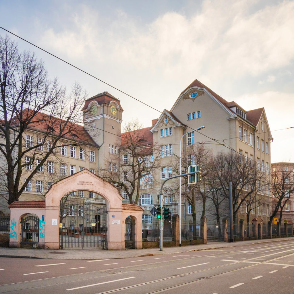 Der Entwurf der ehemaligen Knaben- und Mädchenschule (ehem. Torschule und heute Georg-Cantor Gymnasium) zielte auf eine wirkungsvolle Positionierung des monumentalen Schulbaus inmitten einer städtebaulich akzentarmen Umgebung.